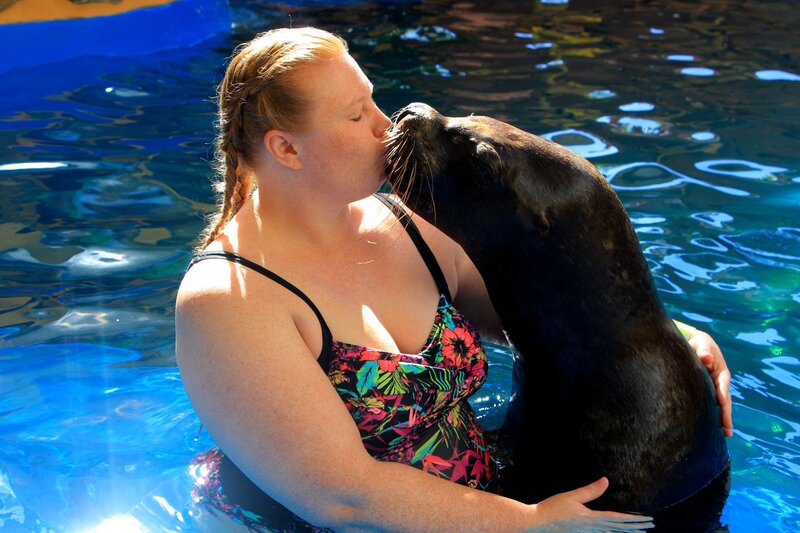 Samantha Hansen kissing a sea lion in Puerto Vallarta, Mexico